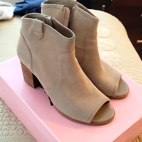Crown Vintage peep toe Bootie 8